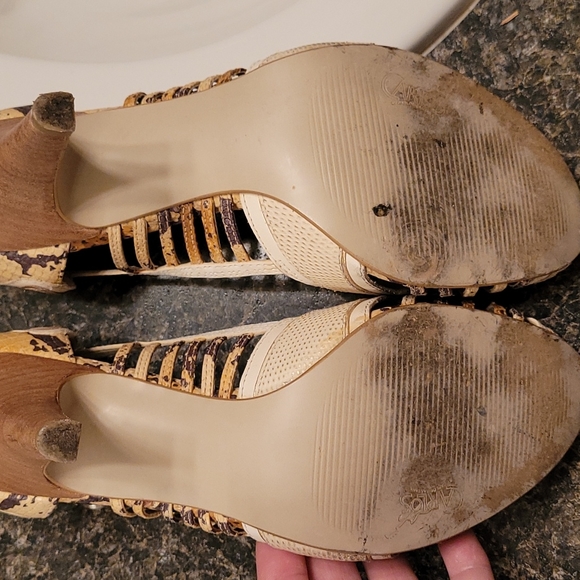 Carlos Santana Peep Toe Pumps - Picture 6 of 8